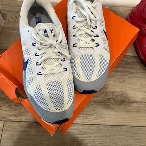 Nike Air Max Dynasty 2 in White and Blue